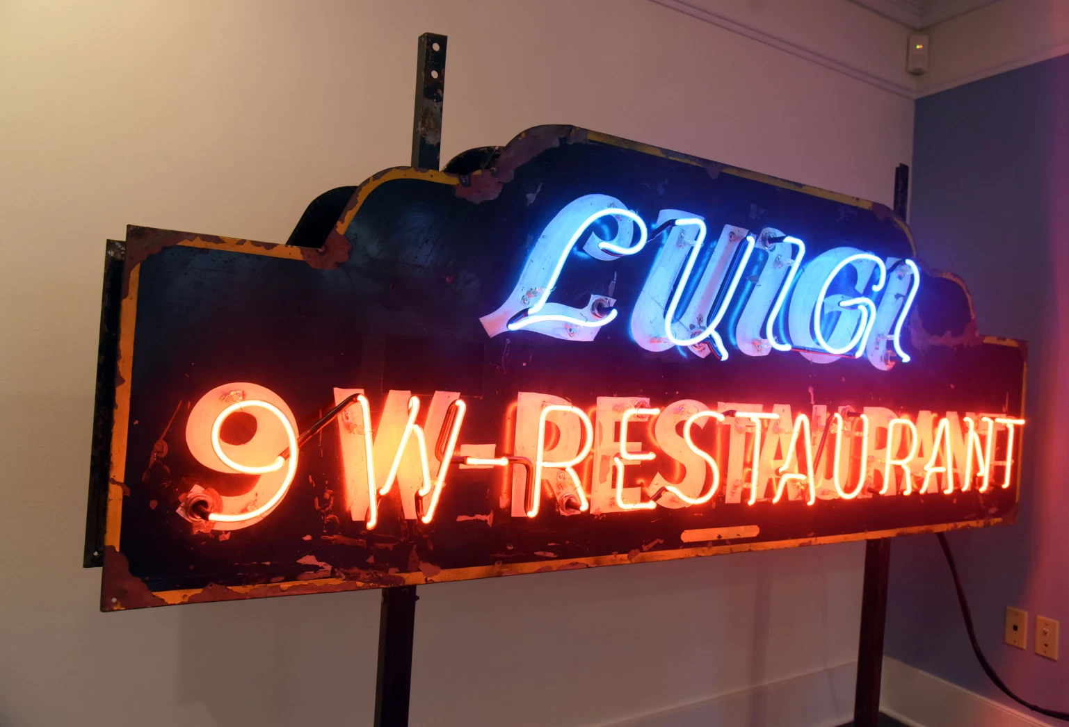 Luigi’s 9 W-Restaurant Neon Sign