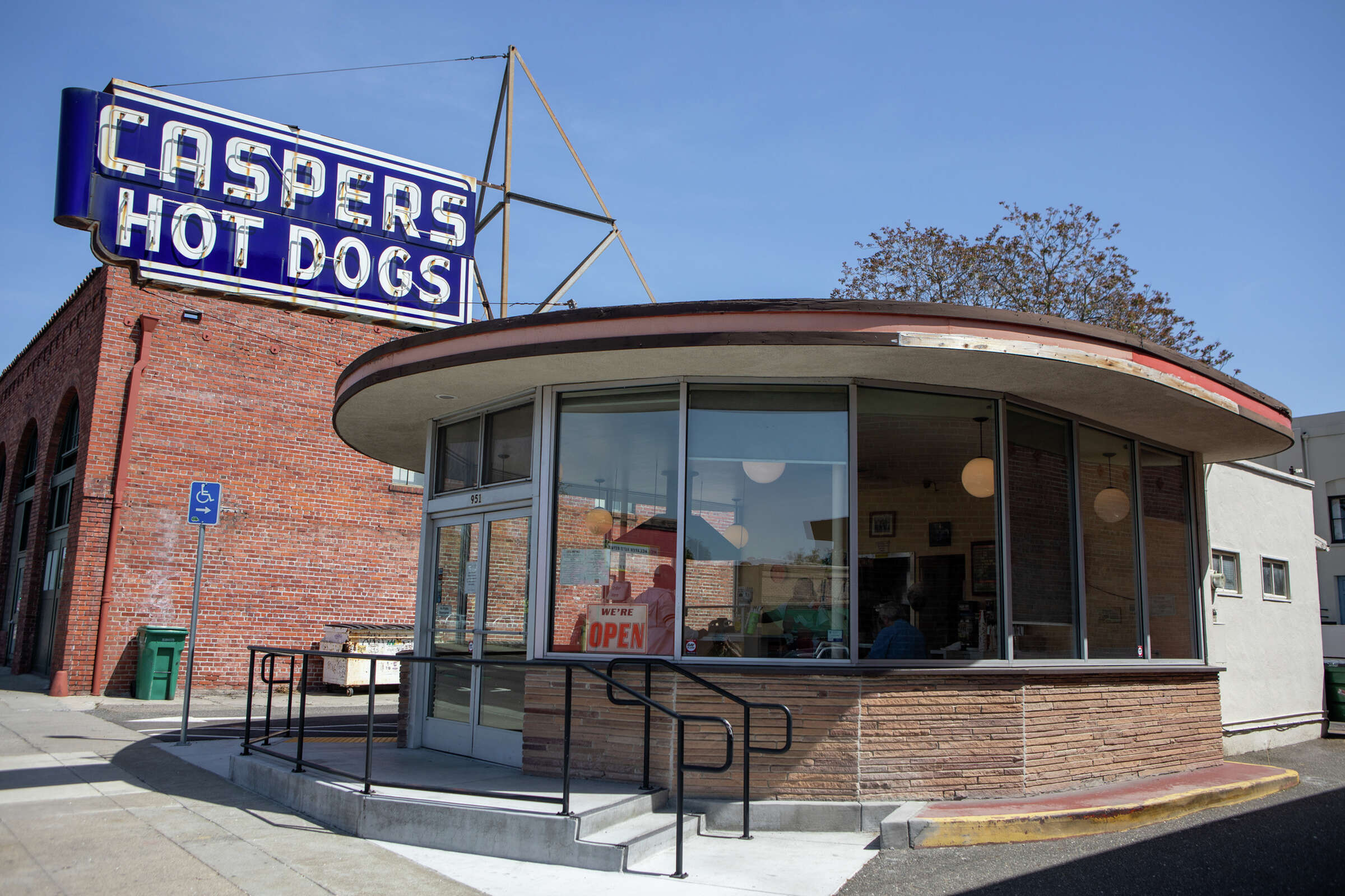 Caspers-Hot-Dogs-Hayward
