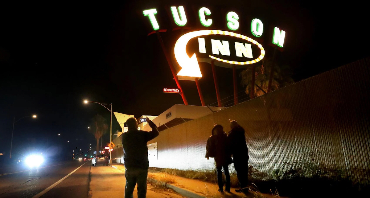 Tucson_Inn_Neon_Sign_Relit