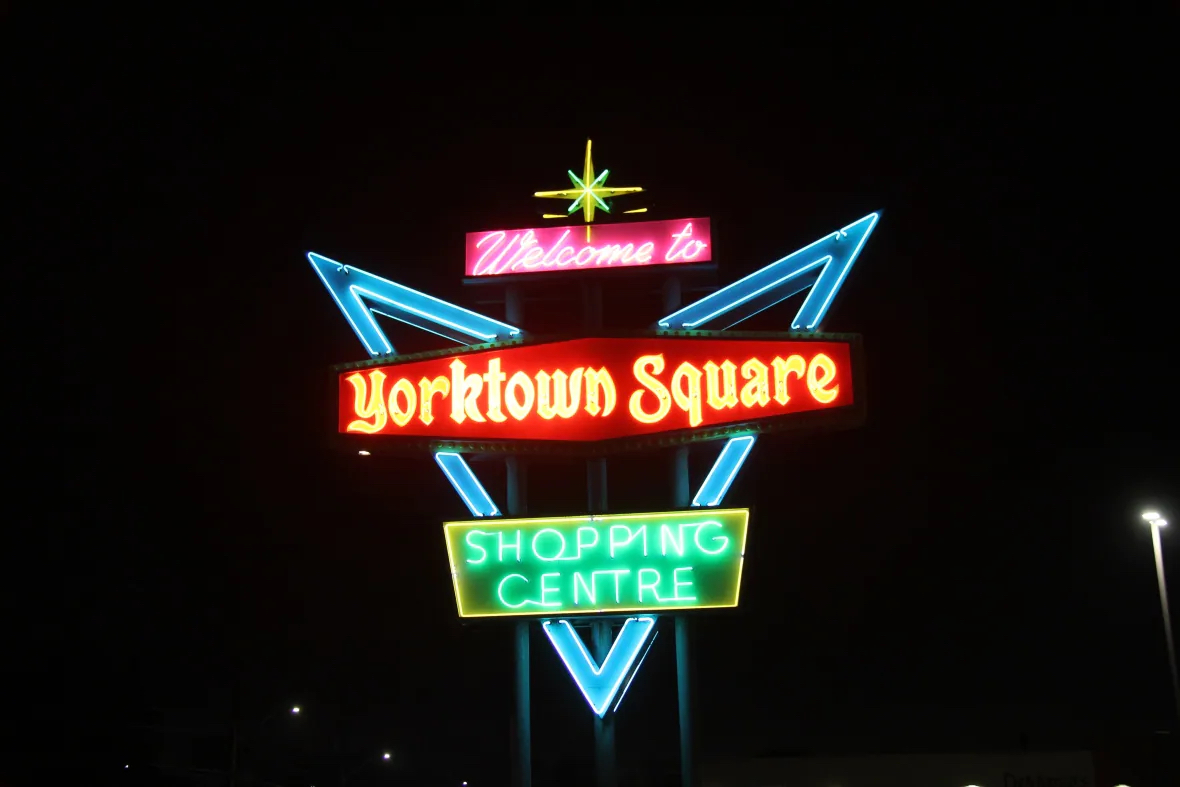 yorktown-square-neon-sign-South-Windsor