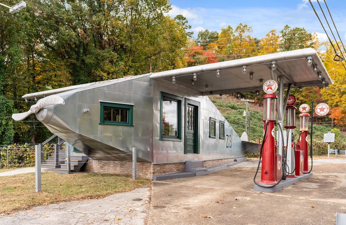 Powell-Airplane-Filling_Station_Tennessee