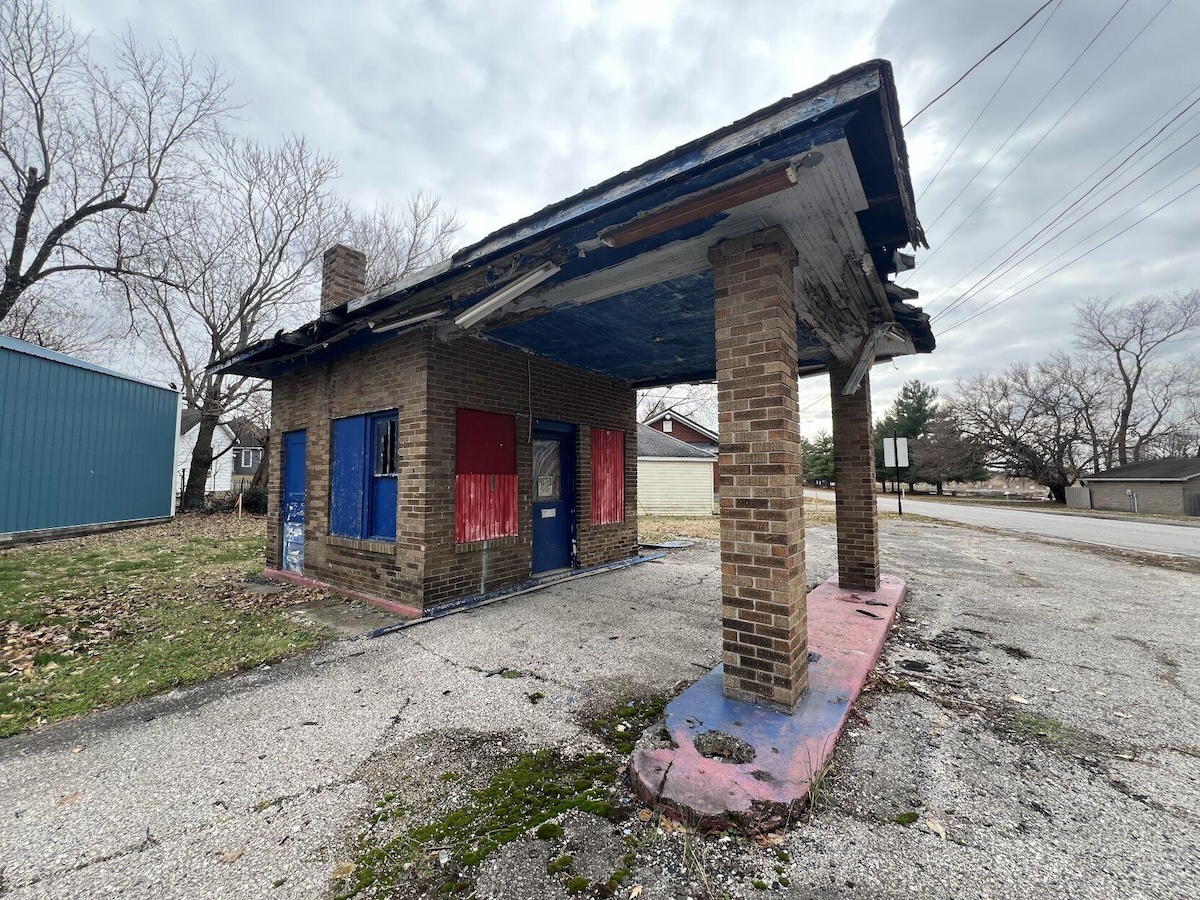 Abandoned_Gas_Station_Vincennes_Indiana