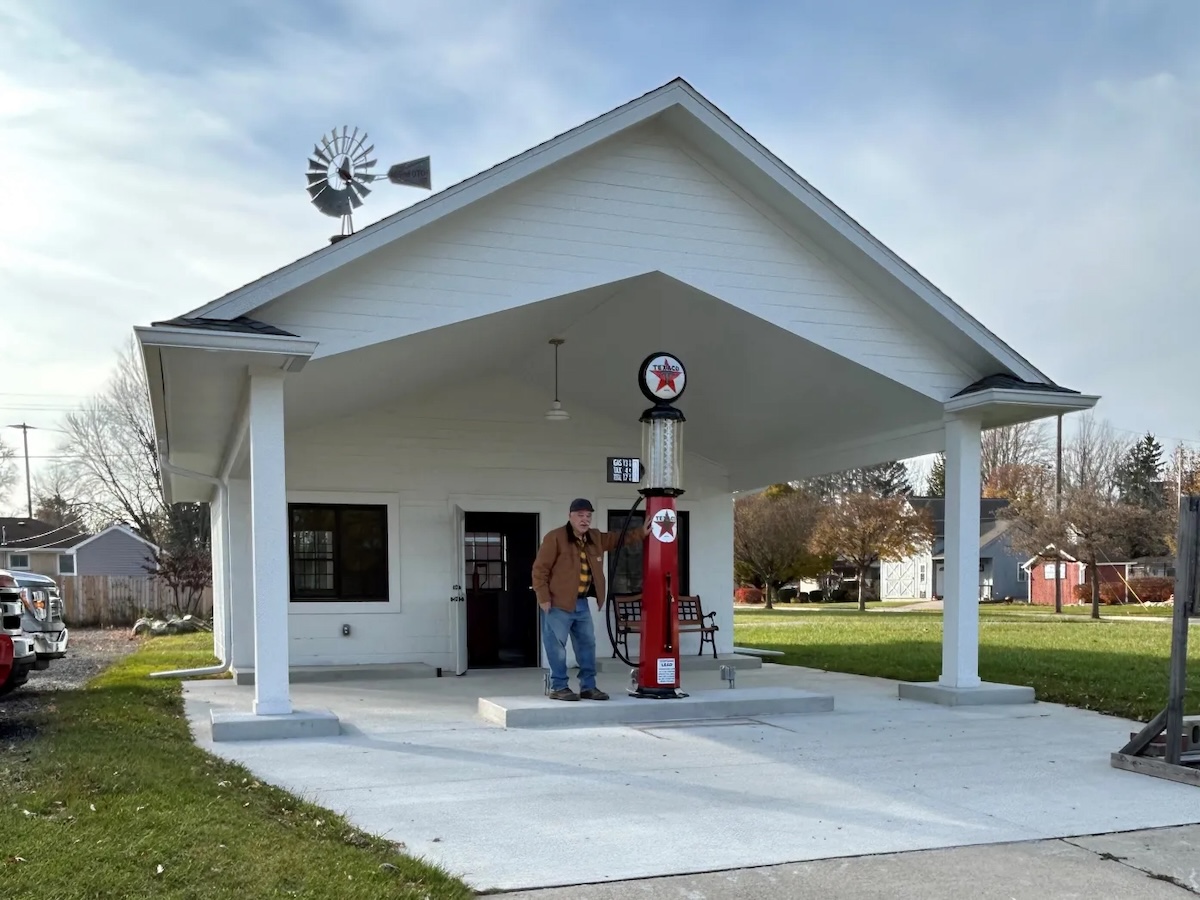 Vintage_Gas-Station_Richmond_Michigan