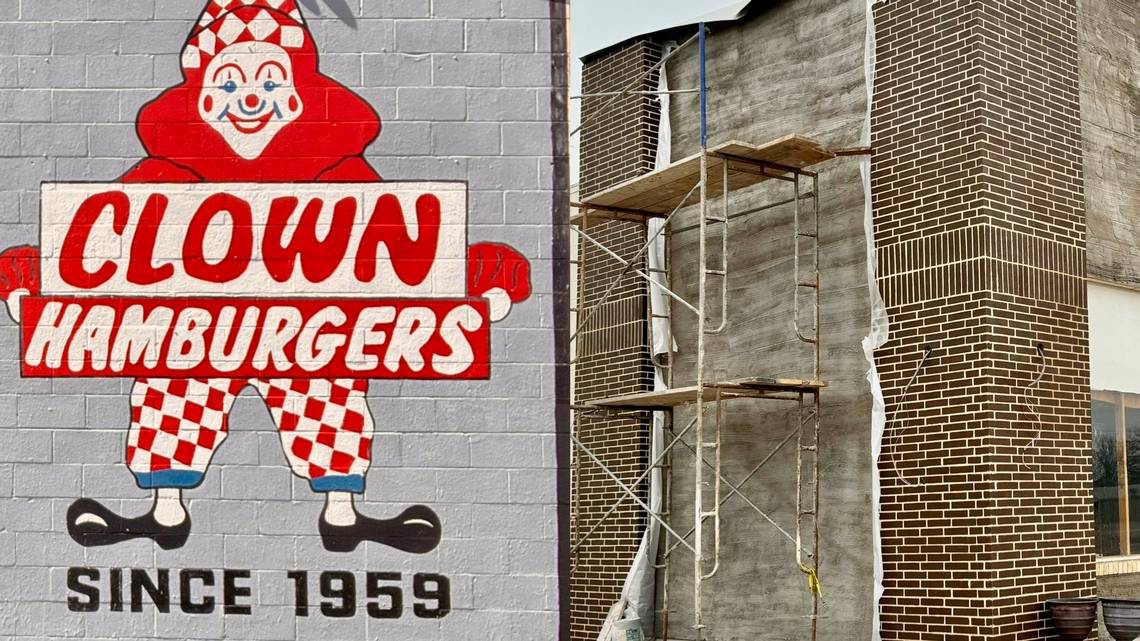 Clown_Burgers_Sign_Haltom_City_Texas
