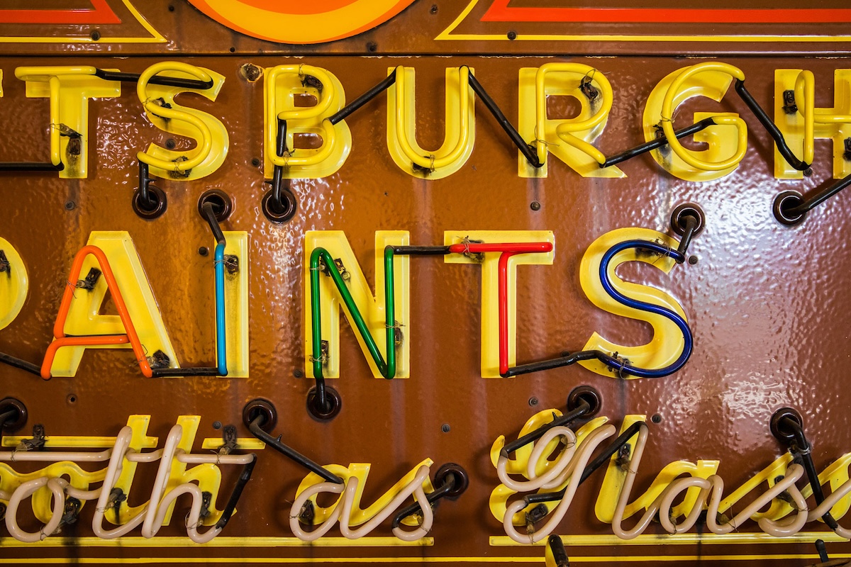 Pittsburgh_Paints_Neon_Sign_Closeup