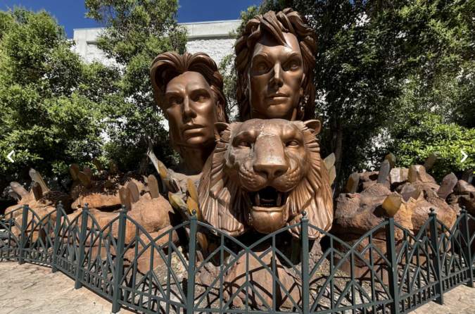 Mirage_Las_Vegas_Siegfried_Roy_Sculpture