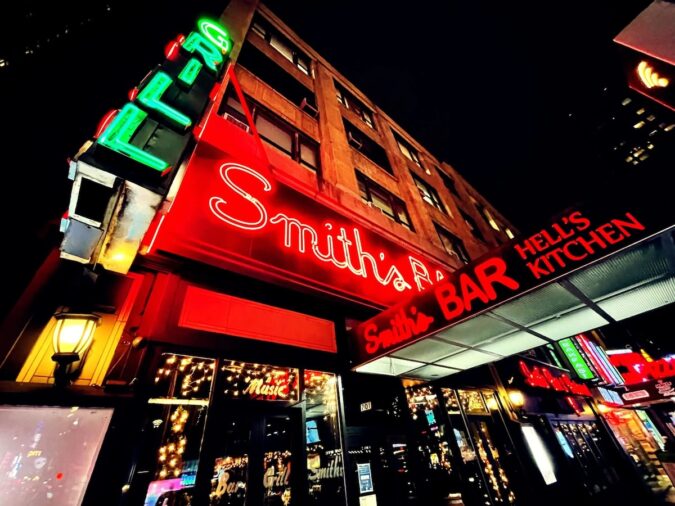 Smiths_Bar_Neon_SIgn_NYC