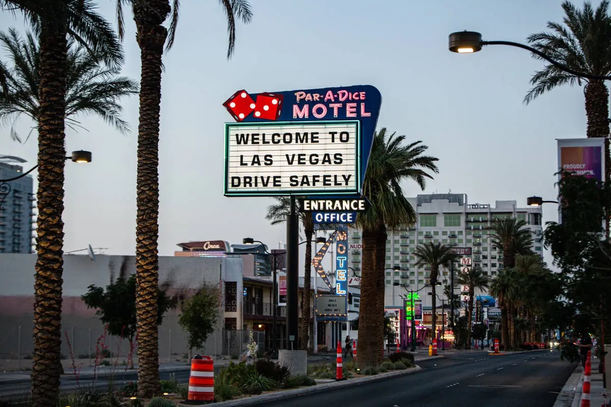 Par-A-Dice_Motel_Neon_Sign_Las_Vegas