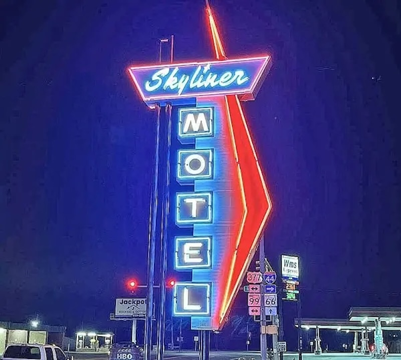 Skyliner-Motel-Neon-Sign-Stroud_OK