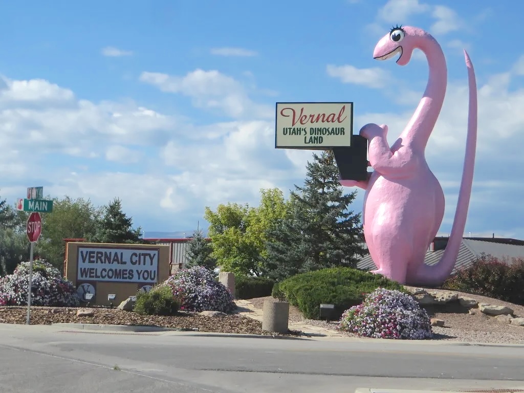 Dinosaur_Sign_Vernal_Utah