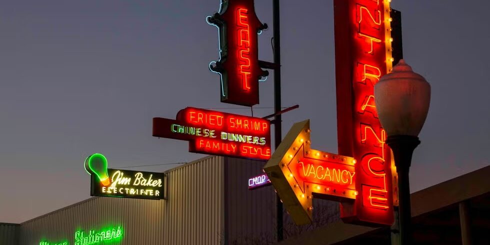 Mission_Bank_Neon_Plaza_Bakersfield_CA
